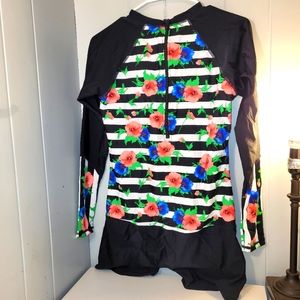 LONG SLEEVE FLORAL/STRIPE SURFER SUIT BRAND UNKOWN SIZE MEDIUM NWOT